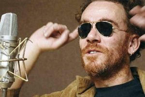 nando reis com oculos modelo aviador