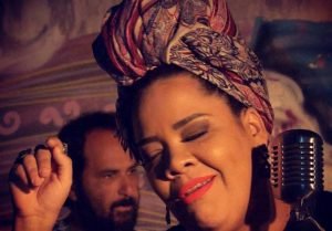 cantora clara pinheiro