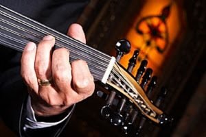 O projeto “Música Instrumental Nas Escolas” tem como objetivos levar para a escola a música instrumental como uma ferramenta educativa, atuando na formação de público especialmente para jovens que não têm oportunidade de frequentar espetáculos e shows musicais em suas comunidades. Através deste projeto, alunos de 10 escolas da rede pública municipal poderão apreciar e dialogar sobre o mundo da música instrumental. As ações proporcionarão a fruição de obras artísticas instrumentais dentro do ambiente escolar, despertando a sensibilidade, o desenvolvimento crítico e criativo dos alunos, como também o interesse pela prática da música através do contato direto com os músicos, por meio de uma aula espetáculo. Serão selecionados 05 grupos/artistas de diversas atuações instrumentais, e cada grupo/artista se apresentará em duas escolas, com cachê de R$2.000,00 por apresentação. Os artistas interessados em participar do projeto devem acessar o link com as regras e realizar a inscrição até o dia 07 de outubro. O projeto “Música Instrumental Nas Escolas” tem realização da Bobox Produções, com o patrocínio da Prefeitura do Natal, via Lei Djalma Maranhão, e Colégio CEI Romualdo Galvão. Mais informações: (84) 99100-5352/ boboxproducoes@gmail.com