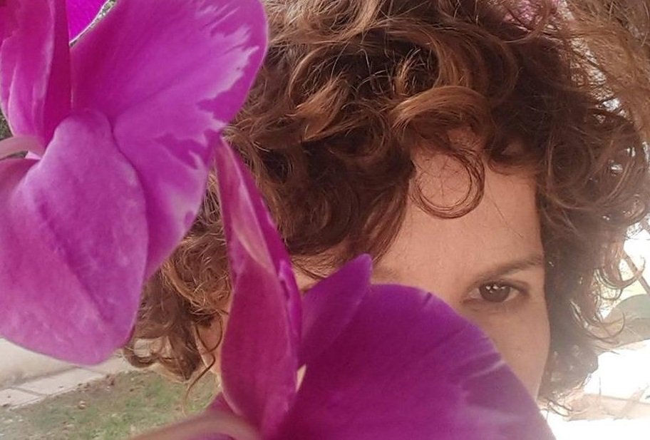 Marize Castro: 35 anos de poesia e de uma geração de poetas feministas