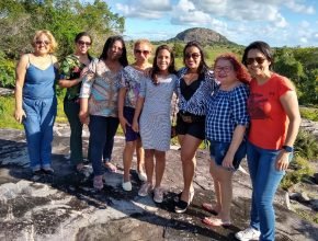 mulheres tecendo artes