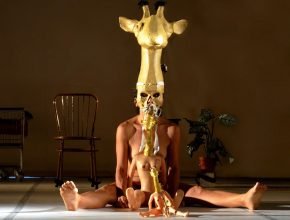 pelo pescoço