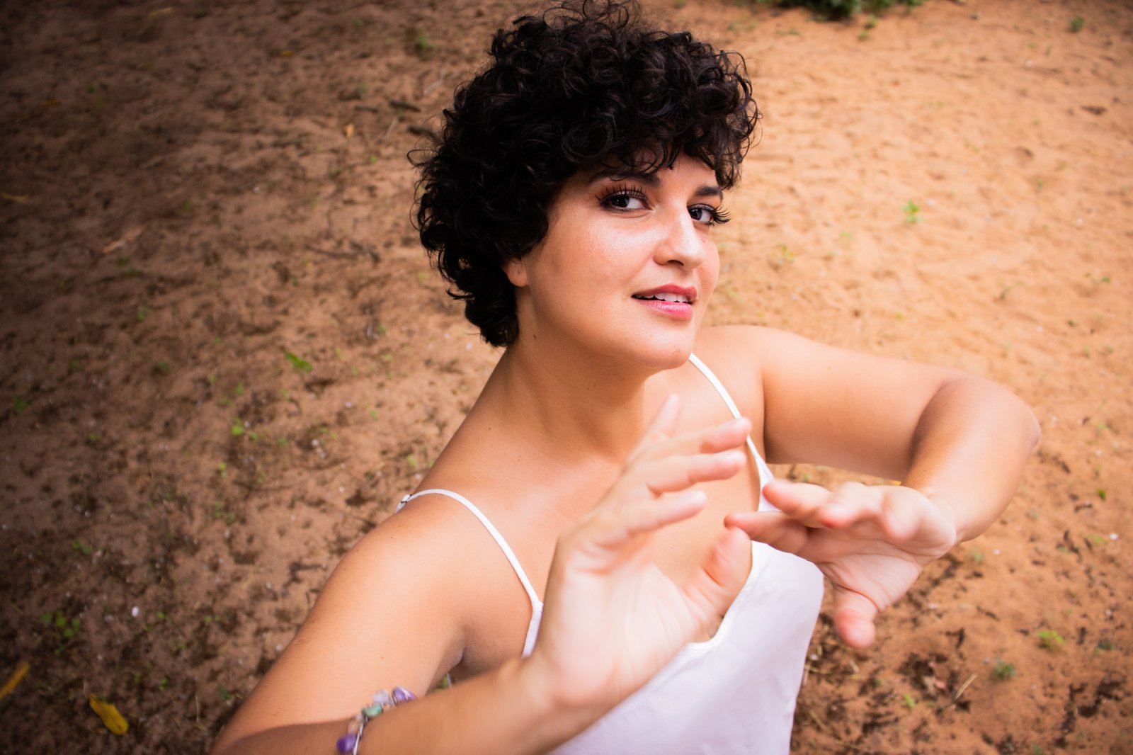 Cantora e compositora Ana Tomaz está com campanha de financiamento coletivo