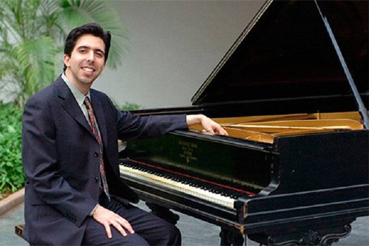 Pianista Durval Cesetti lança álbum de obras do compositor cearense