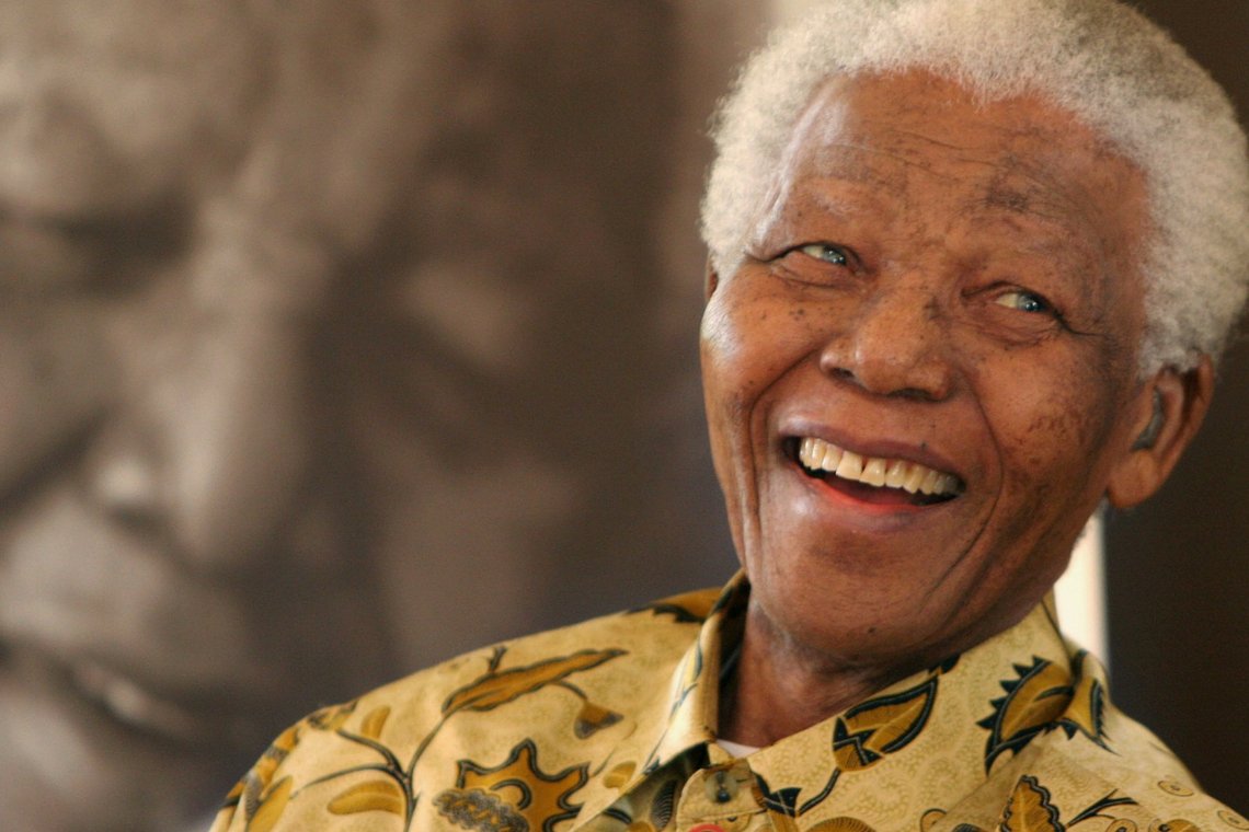 Evocação a Nelson Mandela e honras à paz