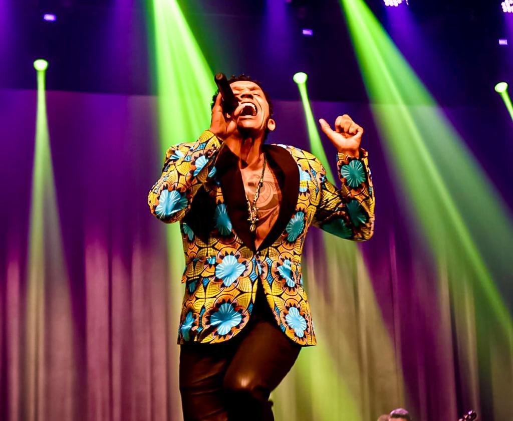 Sueldo Soares apresenta o show Brasilidades no Bardallos e recebe Carlota Nogueira na abertura