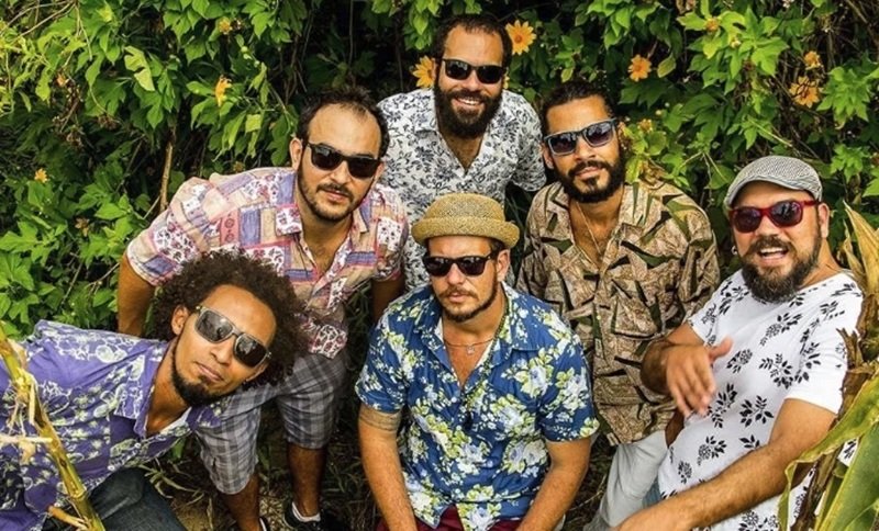 Prévia carnavalesca reúne Orquestra Greiosa e Skarimbó em Ponta Negra